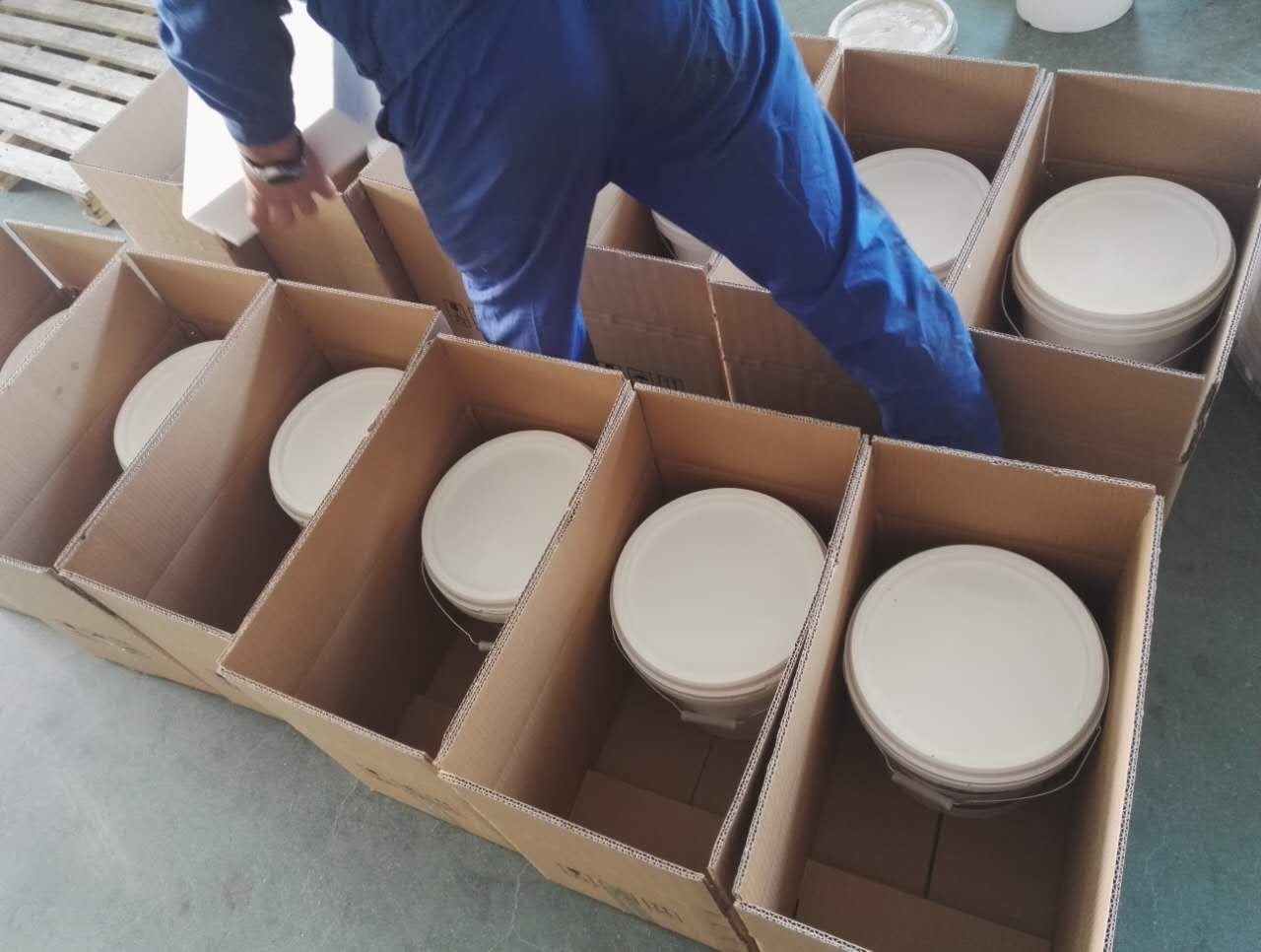 北京耐默公司作為專業(yè)生產(chǎn)耐磨陶瓷涂料廠家,在此介紹耐磨陶瓷涂料、耐磨防腐涂料、防腐陶瓷涂料、耐磨陶瓷涂層、防腐耐磨涂料相關(guān)知識(shí),希望對(duì)大家會(huì)有幫助。 防腐陶瓷涂料是陶瓷涂料的一種,隨著現(xiàn)代工業(yè)等方面對(duì)抗化學(xué)、生物腐蝕性的需求的增加,逐漸對(duì)傳統(tǒng)的陶瓷涂料的抗腐蝕性進(jìn)行進(jìn)一步提升,雖然還具有抗高溫,高硬度等特點(diǎn),但其主要以抗腐蝕性為主要性能。以下為根據(jù)耐化學(xué)和耐生物2種腐蝕性的分類: (1)耐生物防腐陶瓷涂料。主要是通過(guò)對(duì)附著于涂層表面的微生物的消滅或產(chǎn)生不利于其生存的表面來(lái)進(jìn)行工作的。而其原理是利用了陶瓷涂 北京耐默公司作為專業(yè)生產(chǎn)耐磨陶瓷涂料廠家,在此介紹耐磨陶瓷涂料、耐磨防腐涂料、防腐陶瓷涂料、耐磨陶瓷涂層、防腐耐磨涂料相關(guān)知識(shí),希望對(duì)大家會(huì)有幫助。 防腐陶瓷涂料是陶瓷涂料的一種,隨著現(xiàn)代工業(yè)等方面對(duì)抗化學(xué)、生物腐蝕性的需求的增加,逐漸對(duì)傳統(tǒng)的陶瓷涂料的抗腐蝕性進(jìn)行進(jìn)一步提升,雖然還具有抗高溫,高硬度等特點(diǎn),但其主要以抗腐蝕性為主要性能。以下為根據(jù)耐化學(xué)和耐生物2種腐蝕性的分類: (1)耐生物防腐陶瓷涂料。主要是通過(guò)對(duì)附著于涂層表面的微生物的消滅或產(chǎn)生不利于其生存的表面來(lái)進(jìn)行工作的。而其原理是利用了陶瓷涂
